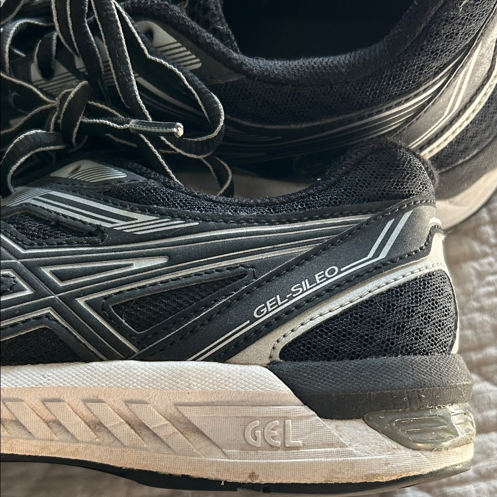 SOLD Women’s ASICS Gel-Sileo Black Athletic Shoes - Picture 2 of 5